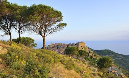 Paisagem da ilha de Giglio, em frente à costa da Toscana. Ao fundo, Giglio Castello.