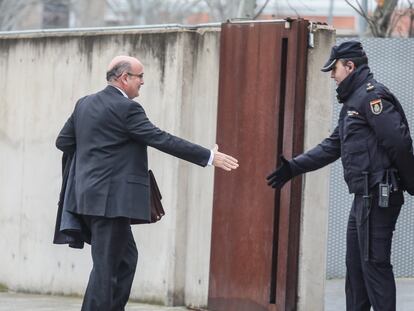 El coronel Pérez de los Cobos saluda a un policía a su entrada en la Audiencia Nacional en enero de 2020 para declarar en el juicio contra la cúpula de los Mossos por su actuación durante el referéndum ilegal del 1-O en Cataluña.