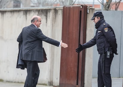 El coronel Pérez de los Cobos saluda a un policía a su entrada en la Audiencia Nacional en enero de 2020 para declarar en el juicio contra la cúpula de los Mossos por su actuación durante el referéndum ilegal del 1-O en Cataluña.