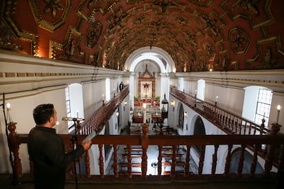 Interior de una catedral en Bogotá (Colombia), este domingo.