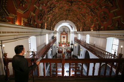 Interior de una catedral en Bogotá (Colombia), este domingo.