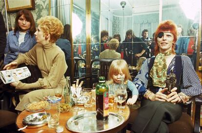 Duncan Jones (entonces, Zowie Bowie), entre su madre, Angie, y su padre, David, en 1974.