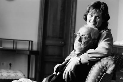 El escritor José Luis Sampedro junto a su mujer, Olga Lucas.