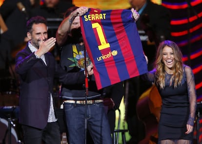 Des de l'esquerra, Jorge Drexler, Pau Donés i Debi Nova mostren una samarreta de Serrat durant un homenatge a Las Vegas, el 2014.