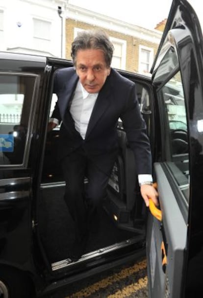 Charles Saatchi, llegando a su casa de Londres en coche hace unos días.