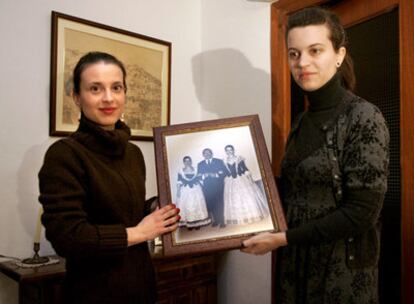 María y Fátima Ponsoda, con una foto en la que aparecen junto a su padre Alejandro.