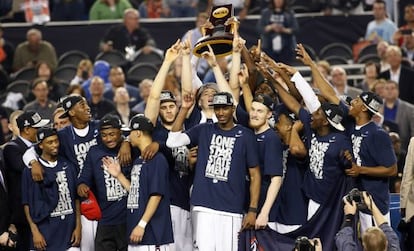 Los Huskies celebran el campeonato de la NCAA.