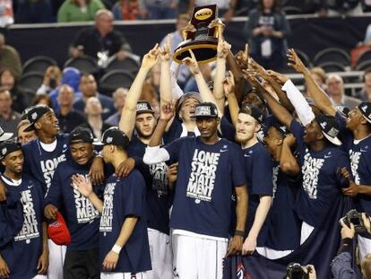 Los Huskies celebran el campeonato de la NCAA.