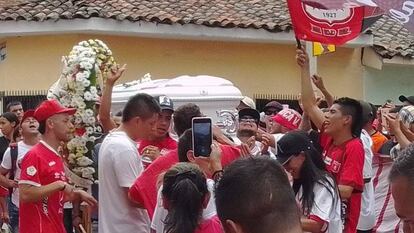 Familiares y amigos despiden a Cristian Salinas, firmante de paz, asesinado en un atentado sicarial en el corregimiento de Costa Rica, en Ginebra, Valle del Cauca.