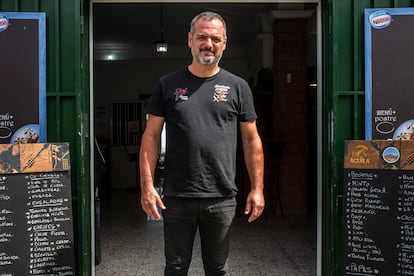 Cristo Adán González, en la puerta de su restaurante, que permaneció cerrado durante varios días por el incendio.