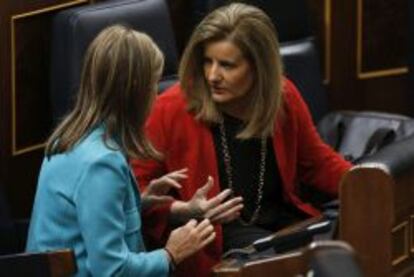 La ministra de Sanidad, Servicios Sociales e Igualdad, Ana Mato (i), conversa con la ministra de Empleo, F&aacute;tima B&aacute;&ntilde;ez (d), al inicio hoy de la sesi&oacute;n de control en el Congreso de los Diputados.