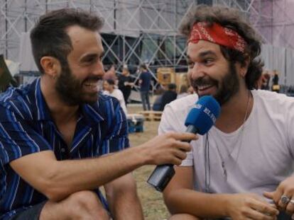 El dúo catalán habla sobre sus canciones y sus mensajes de denuncia llenos de humor