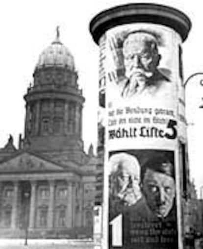 Cartel electoral solicitando el voto para la candidatura de Hindenburg y Hitler, en Berlín en 1933.