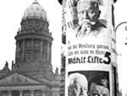 Cartel electoral solicitando el voto para la candidatura de Hindenburg y Hitler, en Berlín en 1933.