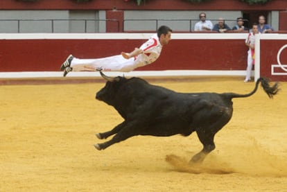 Espectacular salto del recortador guipuzcoano Jon Ander García, en su turno de ayer en la plaza de Illumbe.