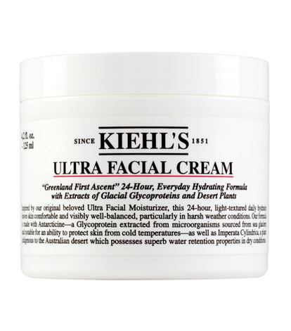 <p><strong> Producto.</strong> Kiehl’s Ultra Facial Cream.</p> </p><strong> Precio.</strong> 42€ (100 ml).</p> <p>La crema hidratante más famosa de la firma neoyorquina Kiehl’s logró su consagración en la piel de un hombre. O, mejor dicho, de varios: los alpinistas que culminaron el primer ascenso a los picos de los glaciares de Groenlandia. Es una hidratante untuosa, efectiva, perfectapara recuperar la piel en cualquier época del año y tener siempre en el armarito del baño.</p>