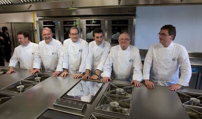 Desde la izquierda, los chefs Martin Berasategui, Pedro Subijana, Hilario Arbelaitz, Eneko Atxa, Juan Mari Arzak y Andoni Luis Aduriz en la inauguración del Basque Culinary Center en San Sebastián en 2011.