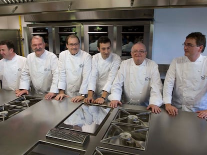 Desde la izquierda, los chefs Martin Berasategui, Pedro Subijana, Hilario Arbelaitz, Eneko Atxa, Juan Mari Arzak y Andoni Luis Aduriz en la inauguración del Basque Culinary Center en San Sebastián en 2011.