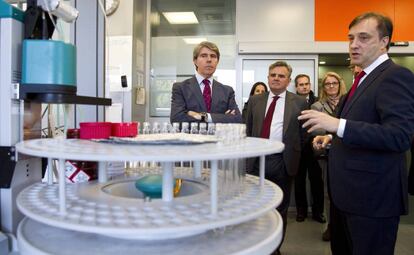 Ángel Garrido, presidente del Canal de Isabel II, visita unas instalaciones de la empresa en Majadahonda