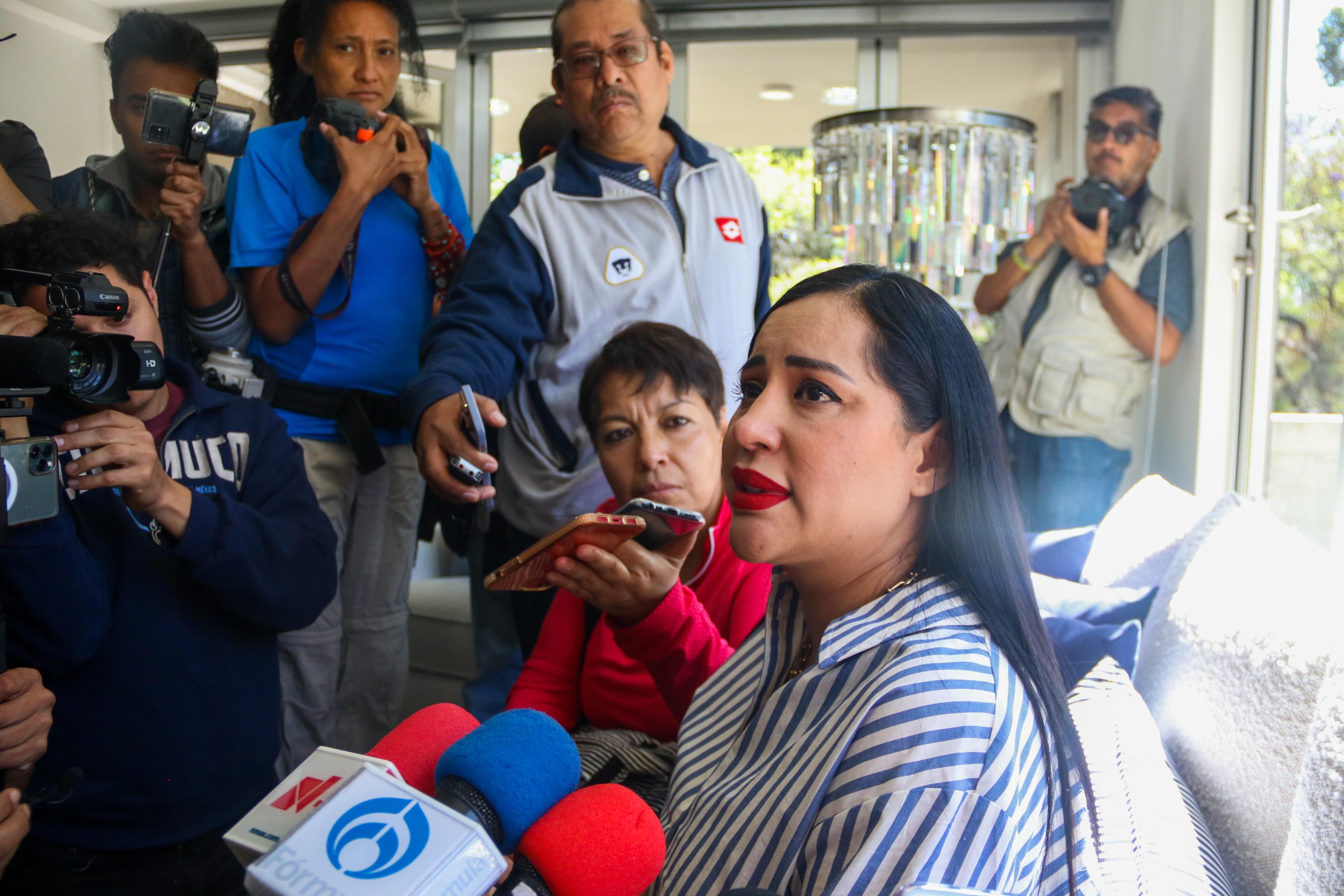  La mandataria de la Cuauhtémoc, Sandra Cuevas, ofreció una conferencia de prensa en su domicilio particular para hablar del tema.