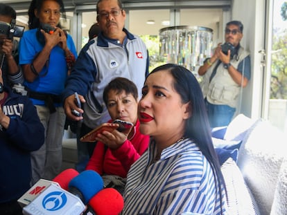 La alcaldesa de Cuauhtémoc, Sandra Cuevas, ofrece una rueda de prensa tras los altercados en Santa María la Ribera.