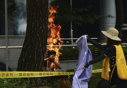 Un surcoreano se prende fuego en protesta contra Japón. En la imagen, el anciano de 81 años que reclama a Tokio que asuma su culpa en el trato a las esclavas sexuales coreanas durante la guerra.