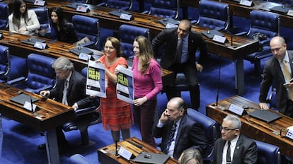 Parlamentares protestam contra PEC do Teto.