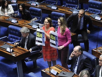 Parlamentares protestam contra PEC do Teto.