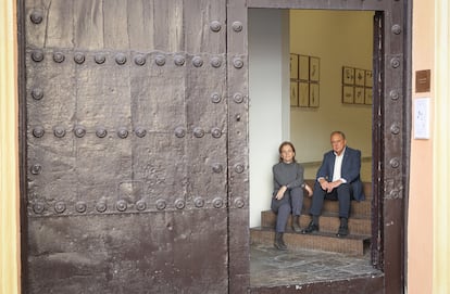 Rosalía Benítez y Rafael Ortiz, posando en las escaleras de su galería, la semana pasada en Sevilla.