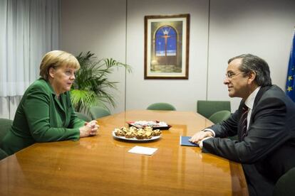 Angela Merkel y Antonis Samar&aacute;s, durante una reuni&oacute;n en el marco de la cumbre europea. 
