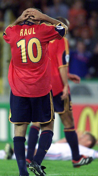 Los franceses aterrizaban en la Eurocopa de 200 con la vitola de campeones del mundo. El equipo galo, dirigido por Roger Lemerre, cortó el paso de España en los cuartos de final al vencerle por 2-1 con un penalti fallado en los  instantes finales por el madridista Raúl (en la imagen). Gaizka Mendieta sí acertó previamente desde la pena máxima, pero Zidane, con un esplémndido lanzamiento de falta directa, y Youri Djorkaeff, sellaron el pasaporte de Francia para las semifinales.