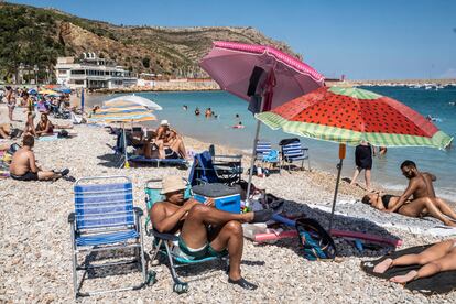 Bañistas en playa de La Grava, en Xàbia, este jueves.