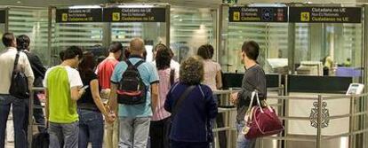 Pasajeros llegan al puesto de control del Cuerpo Nacional de Policía en la terminal A del aeropuerto de El Prat.