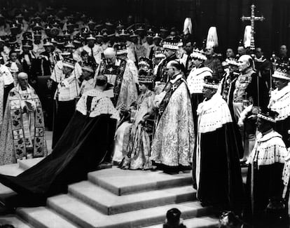 El príncipe Felipe, duque de Edimburgo, rinde homenaje su mujer, la reina Isabel II, tras ser coronada. A cada paso de la ceremonia, las mismas palabras resonaban por la catedral: “¡Dios salve a la reina Isabel!” y “¡Larga vida a la reina Isabel!”.