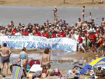 Movilización que se llevó a cabo ayer en la playa de La Arena.
