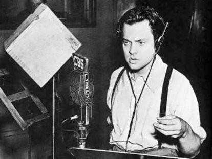 Orson Wells durante la grabación de 'La guerra de los mundos' en la CBS.