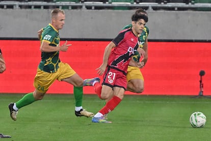 Rayista Fran Pérez dribla a bola durante um momento da partida.
