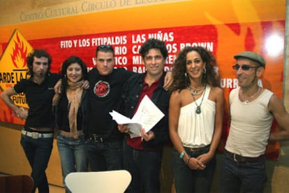 Varios de los músicos que colaboran en el disco, durante la presentación.