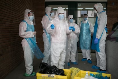 Voluntarios de la ONG Open Arms se preparan para trabajar en una residencia de Barcelona.