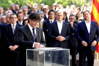 Puigdemont signa un manifest de compromís amb el referèndum.