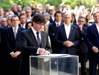 Puigdemont signa un manifest de compromís amb el referèndum.