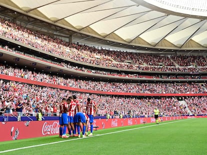 Los jugadores del Atlético celebran el gol de Correa ante el Elche este domingo en el Wanda Metropolitano.