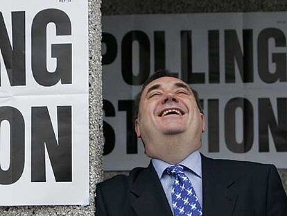 El líder del Partido Nacional Escocés, Alex Salmond, sale del colegio electoral en donde votó el pasado jueves.