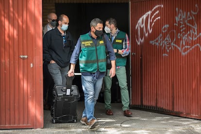 Miembros de la Guardia Civil en el registro de la casa de Rafael Rubio.