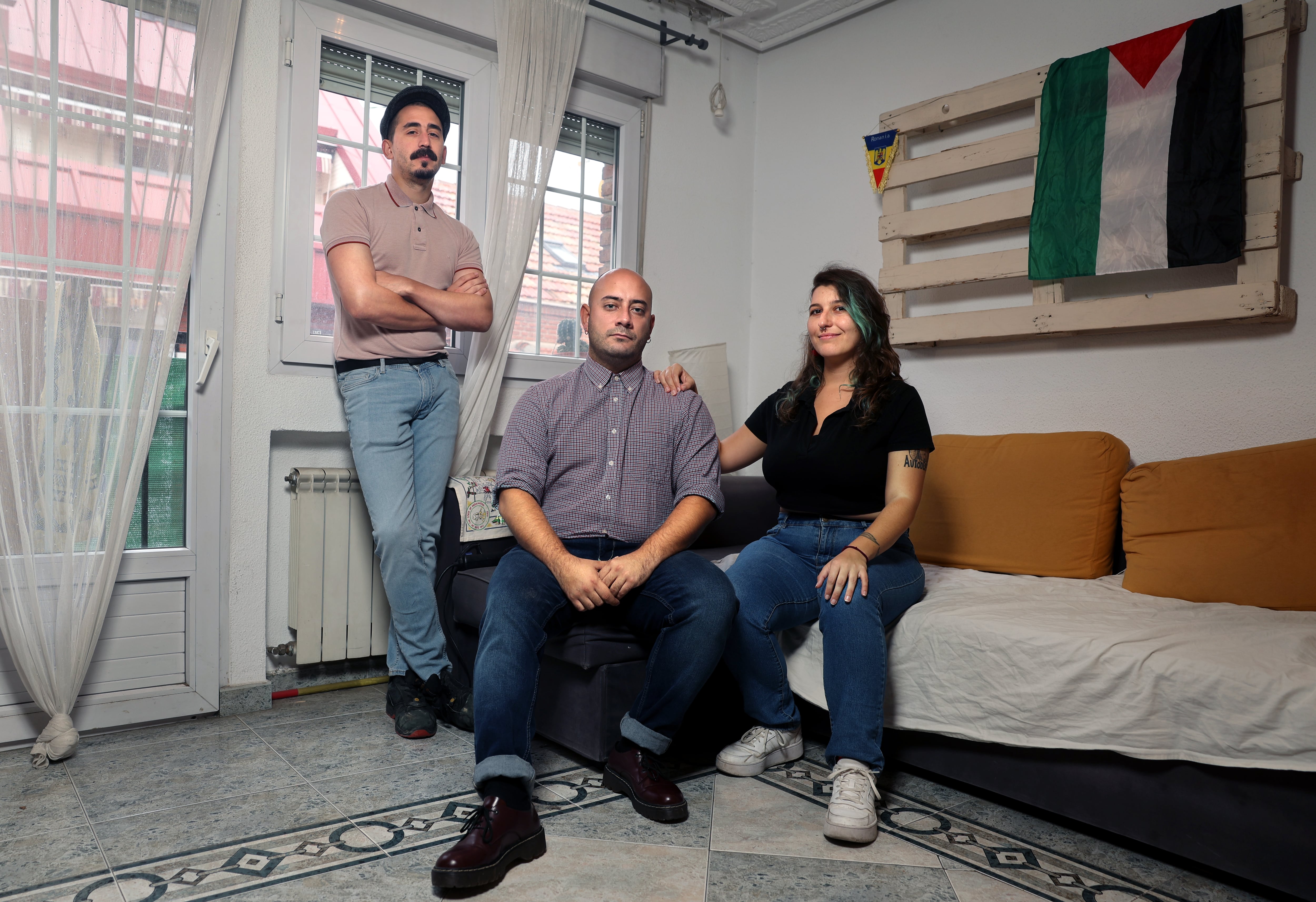 Jorge Casas, Fidel Oliván y Alicia Edith Gonzalo, en el piso que comparten en Usera, en Madrid.