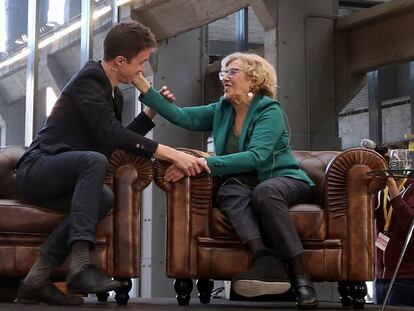 La alcaldesa de Madrid, Manuela Carmena, y el candidato a presidente de la Comunidad de Madrid, Iñigo Errejon, durante el acto de Mas Madrid en La Nave, en el barrio de Villaverde.