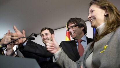 Puigdemont valora, junto a miembros de su equipo, los resultados de las elecciones en Cataluña desde Bruselas.
