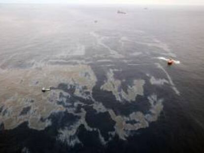 Foto aérea del 18 de noviembre de 2011, del vertido de crudo que tuvo lugar en uno de los yacimientos del Campo de Frade, a 370 kilómetros de la costa del estado de Río de Janeiro y a una profundidad cercana a los 1.200 metros, en la Cuenca de Campos, la principal provincia petrolera de Brasil. EFE/Archivo