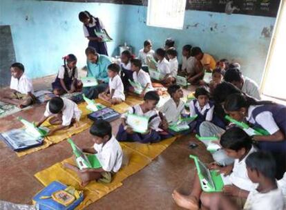 Niños en una escuela india con portátiles de bajo coste de OLPC.