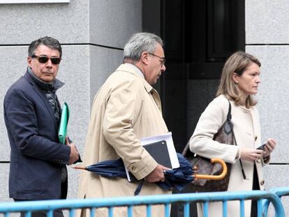Ignacio González, a la izquierda, llega a la Audiencia Nacional el pasado 17 de octubre para declarar en el 'caso Púnica'.